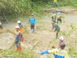 Babinsa Koramil 18/Bayat Bersama Warga Bersihkan Rumpun Bambu Di Sungai Desa Nengahan Klaten