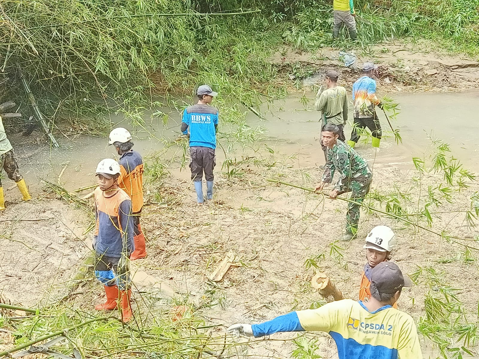 Babinsa Koramil 18/Bayat Bersama Warga Bersihkan Rumpun Bambu Di Sungai Desa Nengahan Klaten