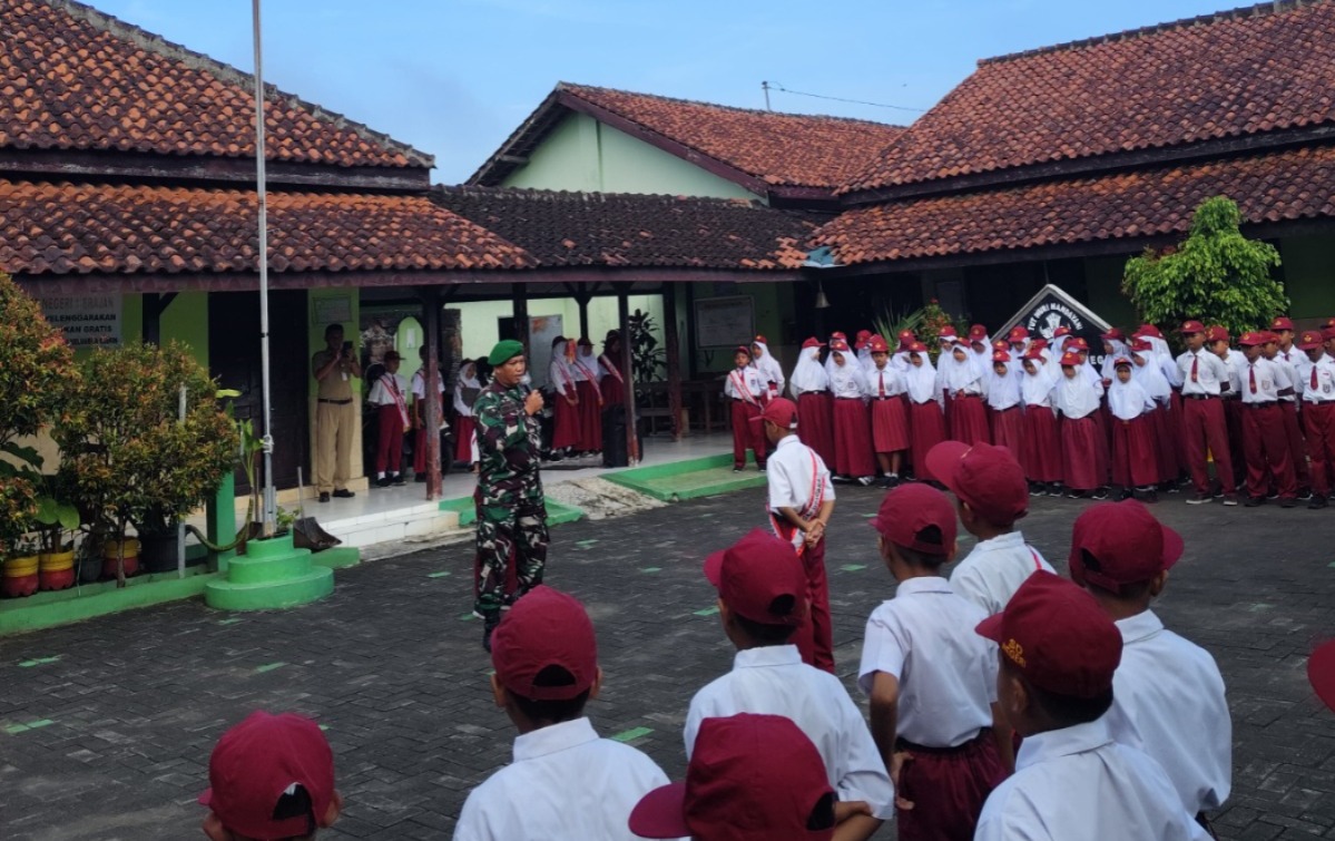 Tanamkan Nasionalisme dan Disiplin Sejak Dini, Babinsa Desa Brajan Jadi Pembina Upacara SDN 1 Brajan