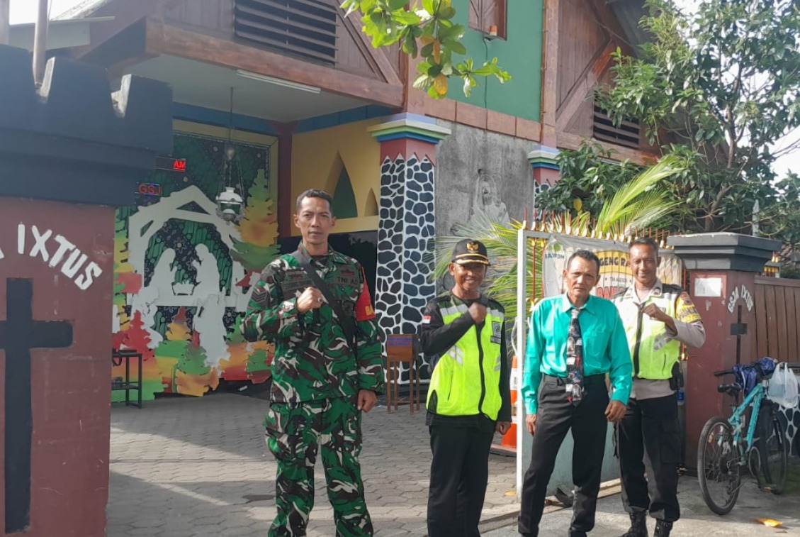 Babinsa Koramil Klaten Utara Bersama Bhabinkamtibmas Pastikan Keamanan Ibadah Kebaktian Awal Tahun Warga