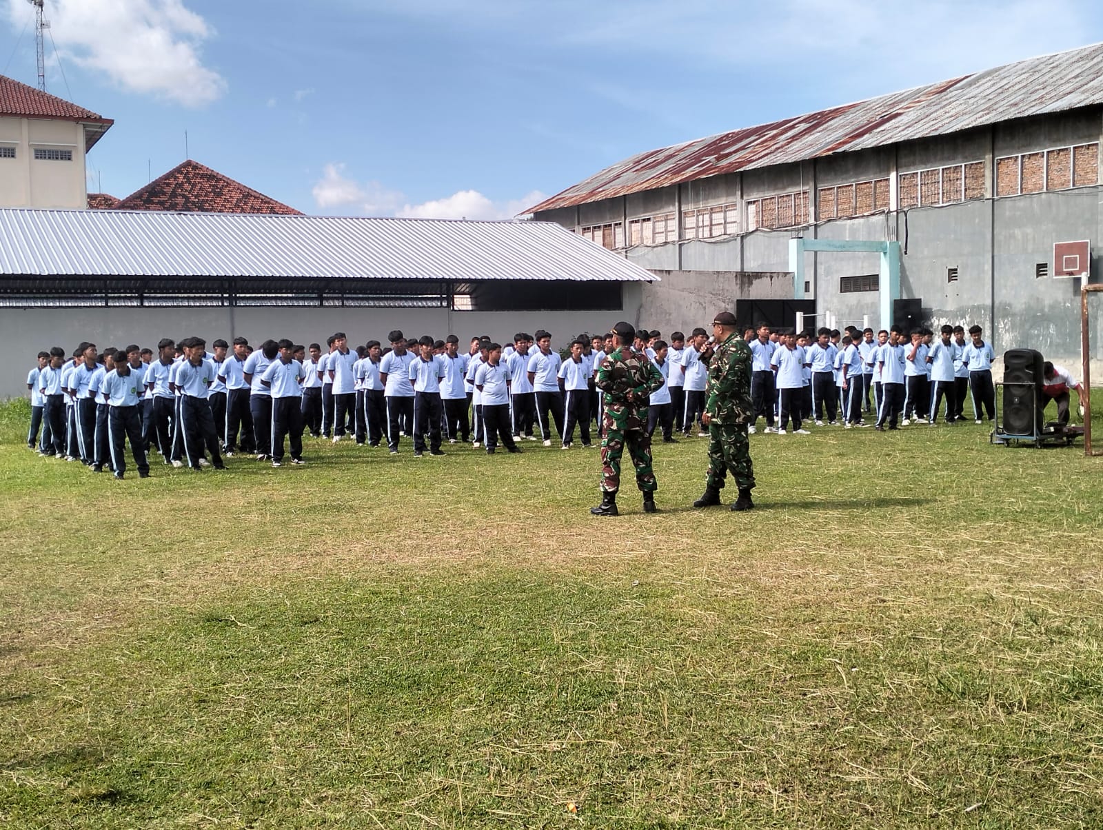 Babinsa Koramil Klaten Utara Tanamkan Disiplin Dan Karakter Para Pelajar SMK Muhammadiyah 1 Klaten