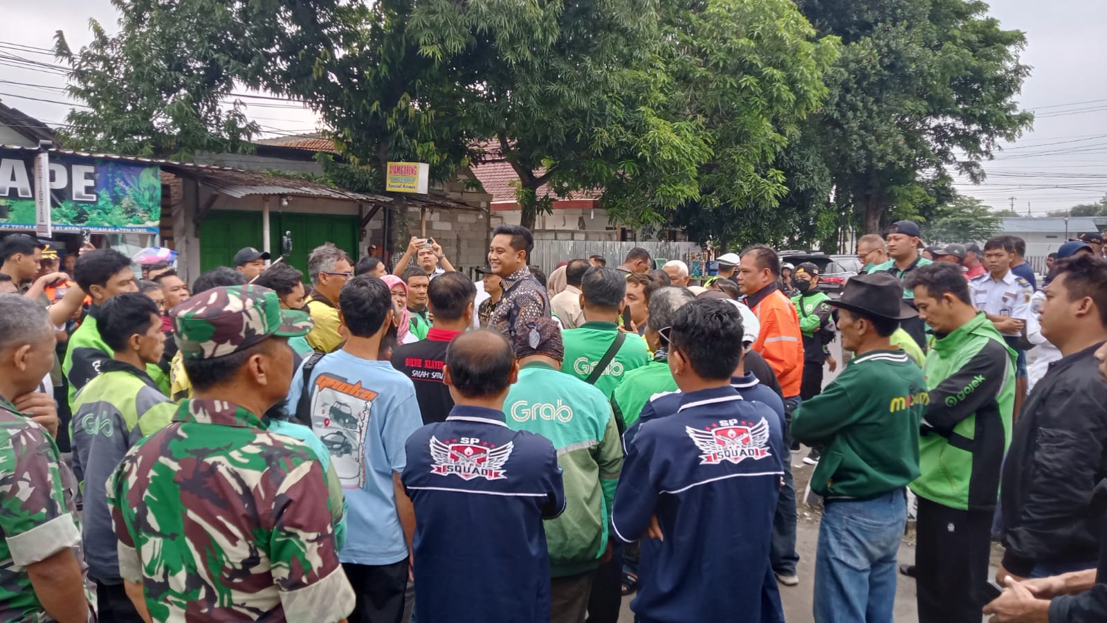 Danramil 01/Kota Klaten Bersama Babinsa Amankan Sosialisasi Penentuan Titik Pick Up Ojek Online Di Stasiun Klaten