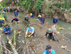 Danramil 19/Trucuk Pimpin Karya Bakti Pembersihan Sungai Kali Cino Di Desa Jatipuro Klaten
