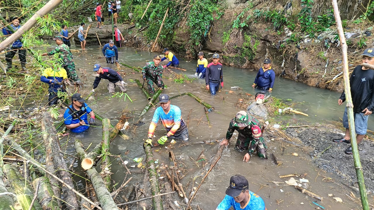 Danramil 19/Trucuk Pimpin Karya Bakti Pembersihan Sungai Kali Cino Di Desa Jatipuro Klaten