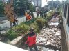 Babinsa Koramil 23/Ceper Bersama Warga Gotong Royong Bersihkan Sampah Sungai Desa Dlimas