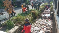 Babinsa Koramil 23/Ceper Bersama Warga Gotong Royong Bersihkan Sampah Sungai Desa Dlimas