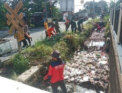Babinsa Koramil 23/Ceper Bersama Warga Gotong Royong Bersihkan Sampah Sungai Desa Dlimas