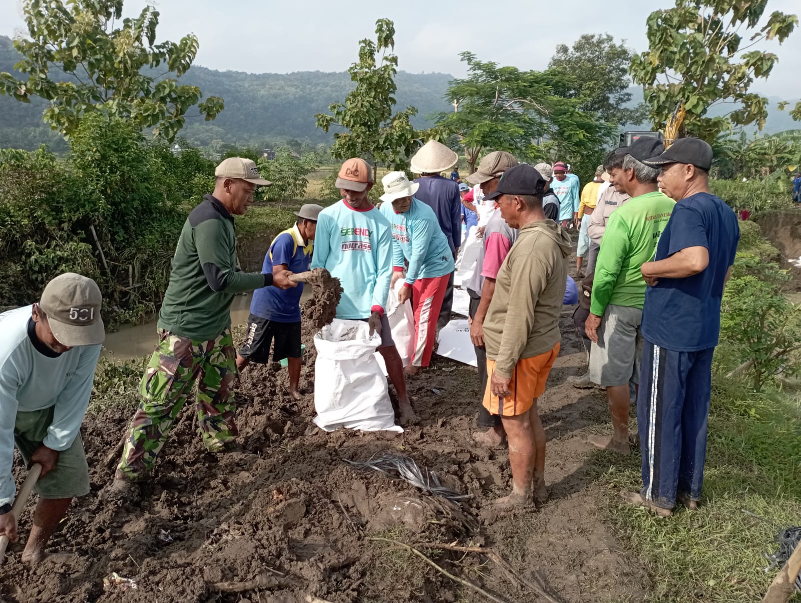 Babinsa Koramil 20/Cawas Bersama Warga Perbaiki Tanggul Sungai Padangan