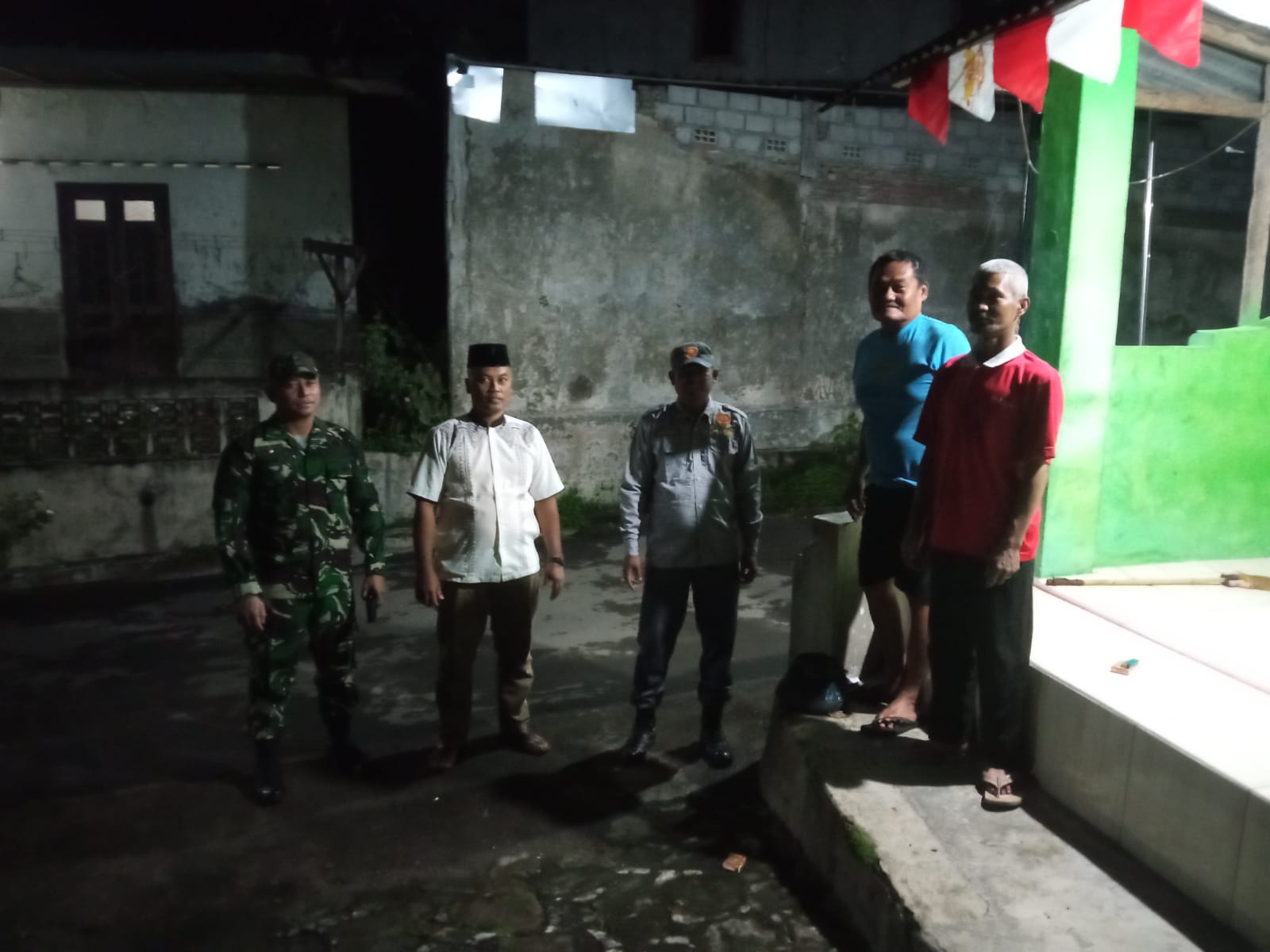 Jaga Kondusifitas Bulan Ramadhan, Babinsa Tambakan Bersama Komduk dan Linmas Intensifkan Patroli Malam