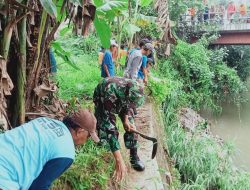 Danramil 22/Wonosari Kodim 0723/Klaten Bersama Instansi Terkait Gelar Karya Bakti Bersihkan Sungai Desa Teloyo