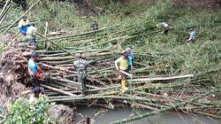 Rumpun Bambu Roboh, Koramil Trucuk Klaten Bersama Warga Bersihkan Sungai Kuning Di Dukuh Karakan