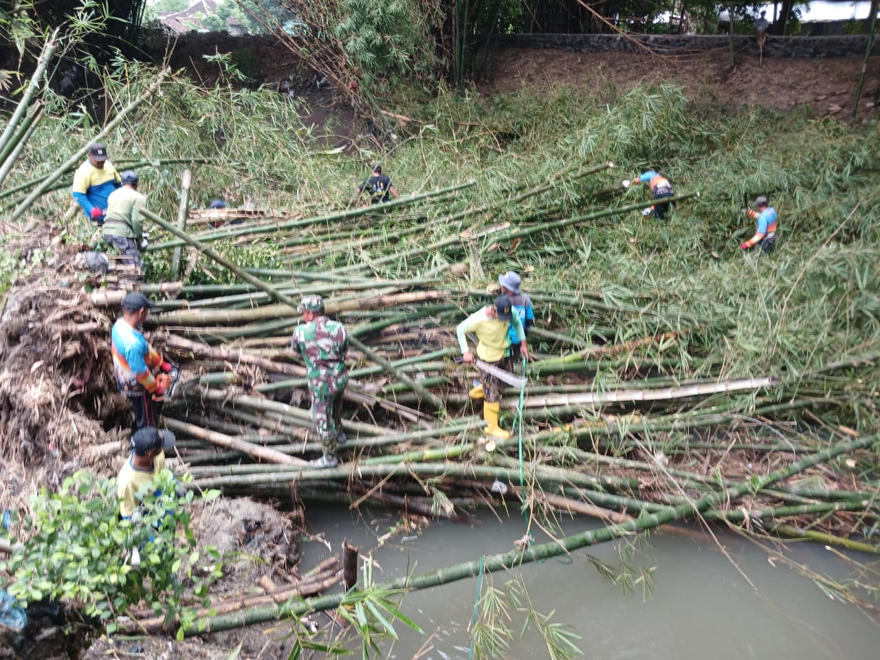 Rumpun Bambu Roboh, Koramil Trucuk Klaten Bersama Warga Bersihkan Sungai Kuning Di Dukuh Karakan