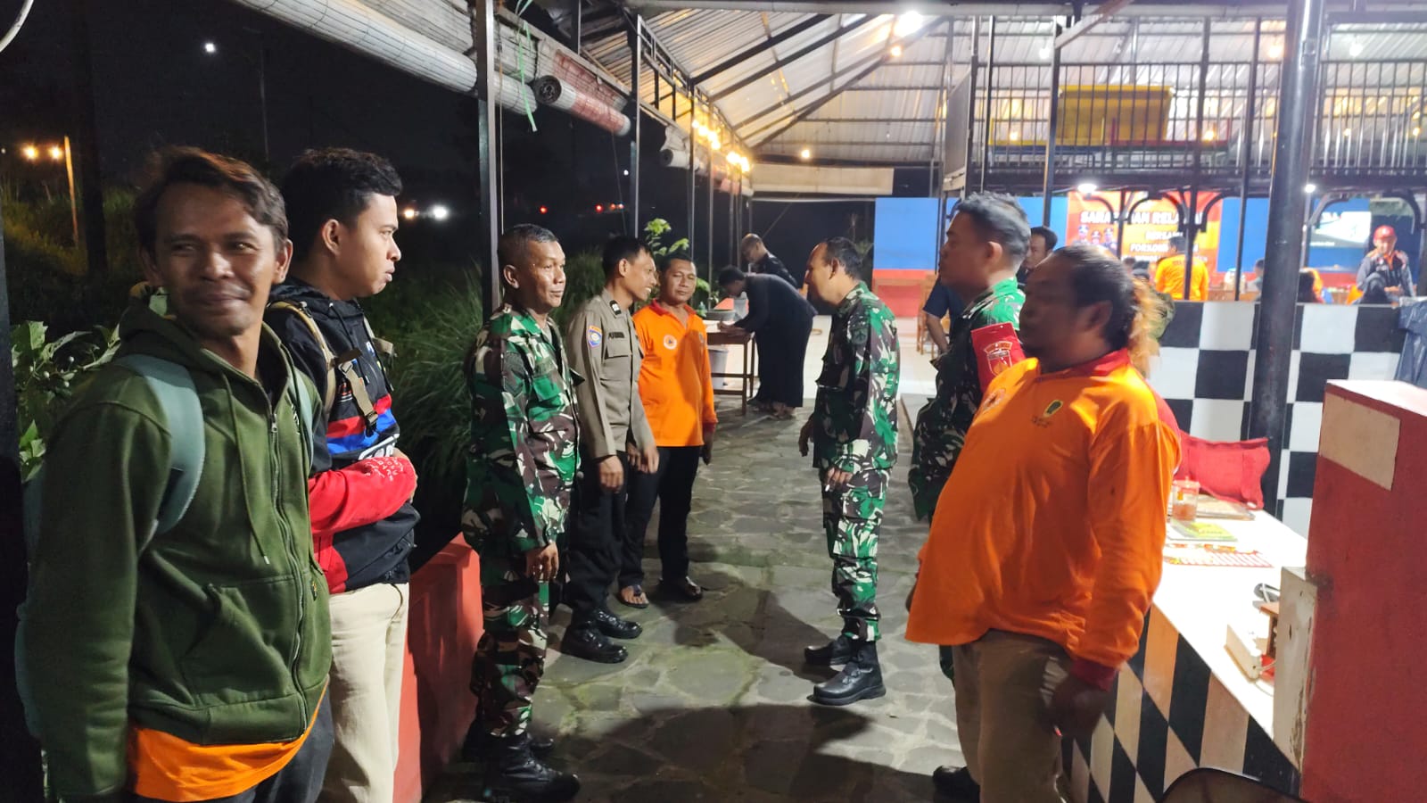 Perkuat Stabilitas Wilayah, TNI dan Komponen Pendukung Patroli Kecamatan Wonosari Klaten