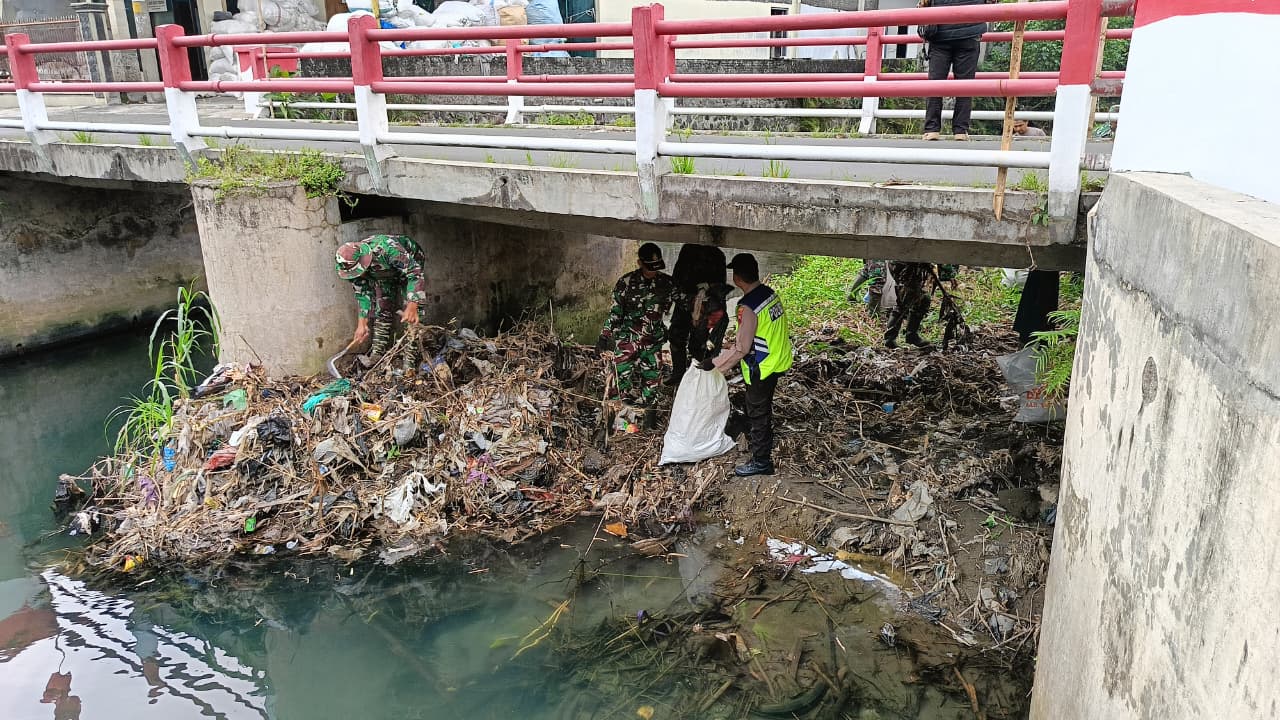 Dukung Gerakan Indonesia ASRI, Danramil Trucuk Pimpin Kerja Bakti Bersihkan Bantaran Kali Cino