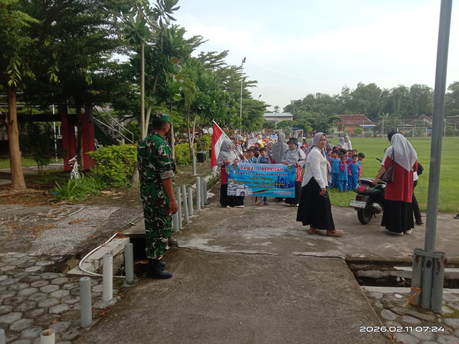 Babinsa Koramil 20/Cawas Amankan Pawai RA/BA Se-Kecamatan Cawas Sambut Ramadhan 1447 H