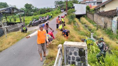 Babinsa Bersama Forkopimcam Karangdowo Dan Pelajar Bersihkan Anak Sungai Dan Jalan Desa Kupang Klaten