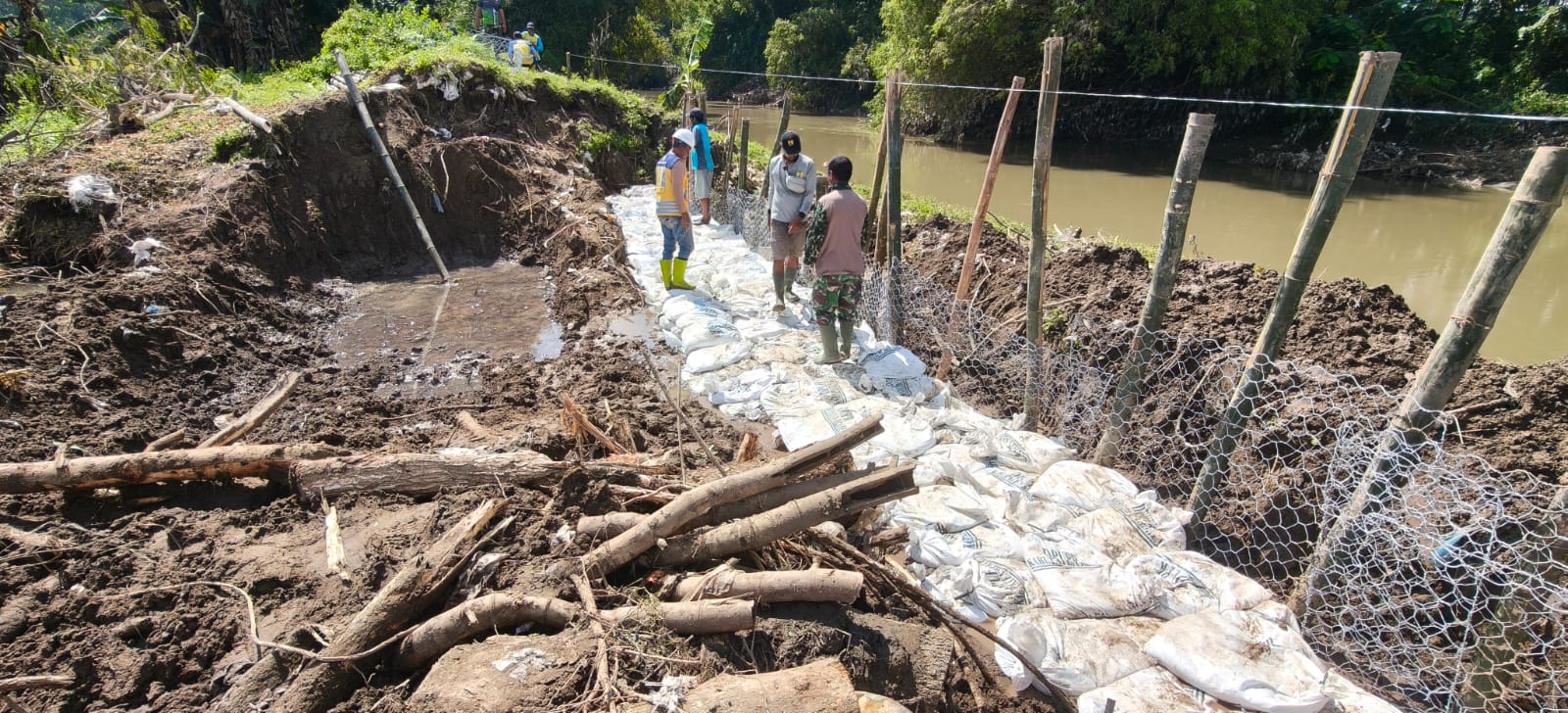 Koramil 20/Cawas Gotong Royong Perbaiki Tanggul Jebol Di Desa Japanan Cawas Klaten