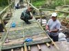 Babinsa Sanggrahan Bersama Warga Gotong Royong Bangun Jembatan Sementara, Wujud Kemanunggalan TNI Dan Rakyat