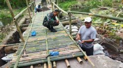 Babinsa Sanggrahan Bersama Warga Gotong Royong Bangun Jembatan Sementara, Wujud Kemanunggalan TNI Dan Rakyat Babinsa Sanggrahan Bersama Warga Gotong Royong Bangun Jembatan Sementara, Wujud Kemanunggalan TNI Dan Rakyat