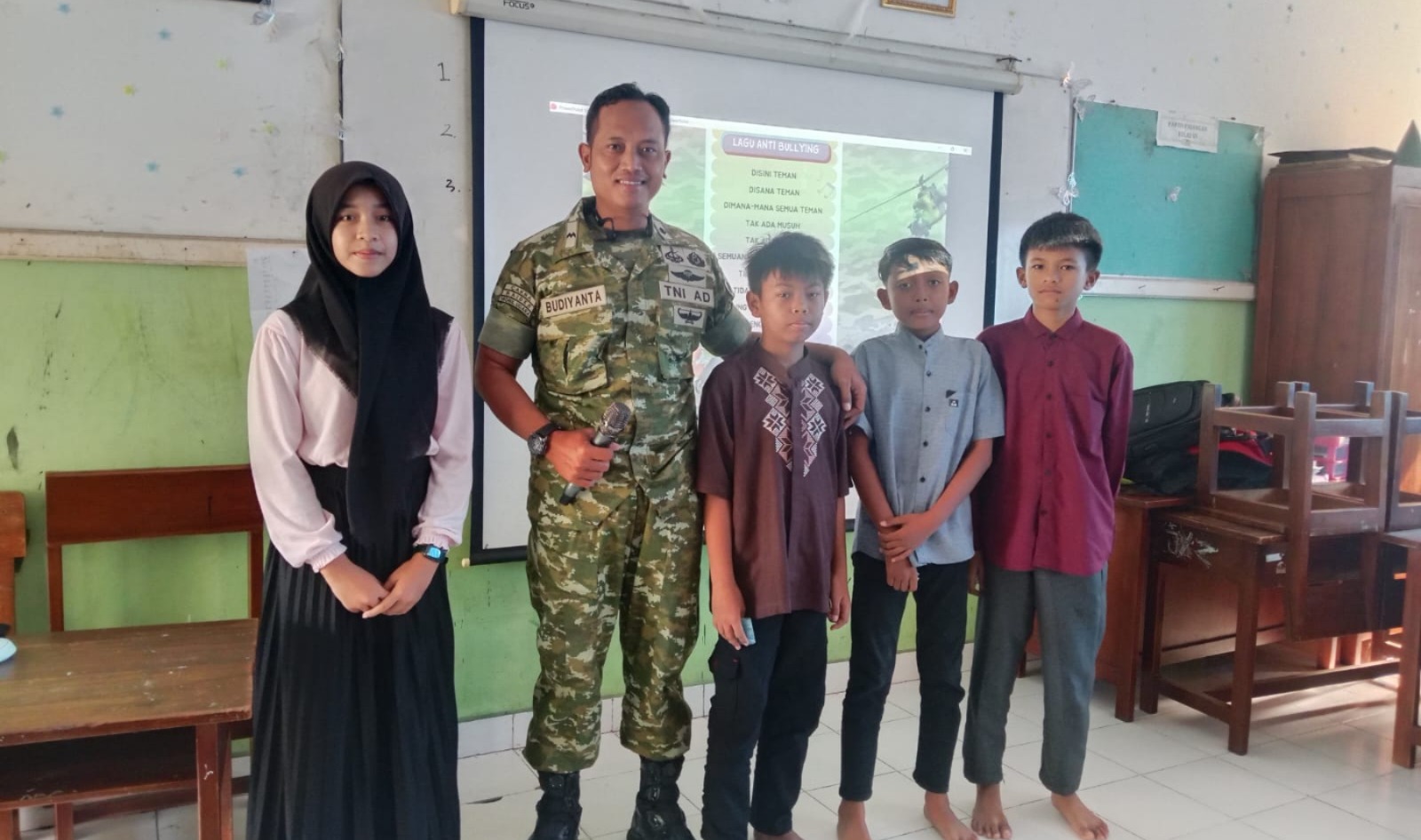 Babinsa Koramil 20 Cawas Beri Motivasi Siswa Dalam Pesantren Kilat SD Balak