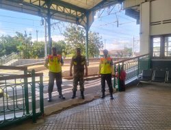 Babinsa Kodim 0723/Klaten Perkuat Pengamanan Di Stasiun Delanggu Saat Lebaran