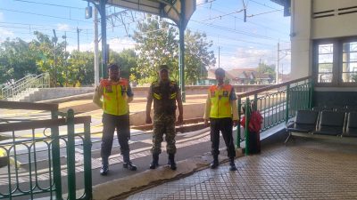 Babinsa Kodim 0723/Klaten Perkuat Pengamanan Di Stasiun Delanggu Saat Lebaran