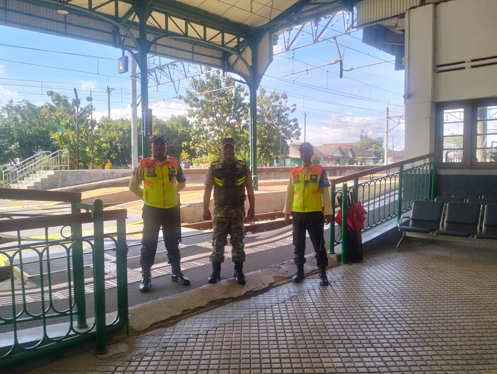 Babinsa Kodim 0723/Klaten Perkuat Pengamanan Di Stasiun Delanggu Saat Lebaran