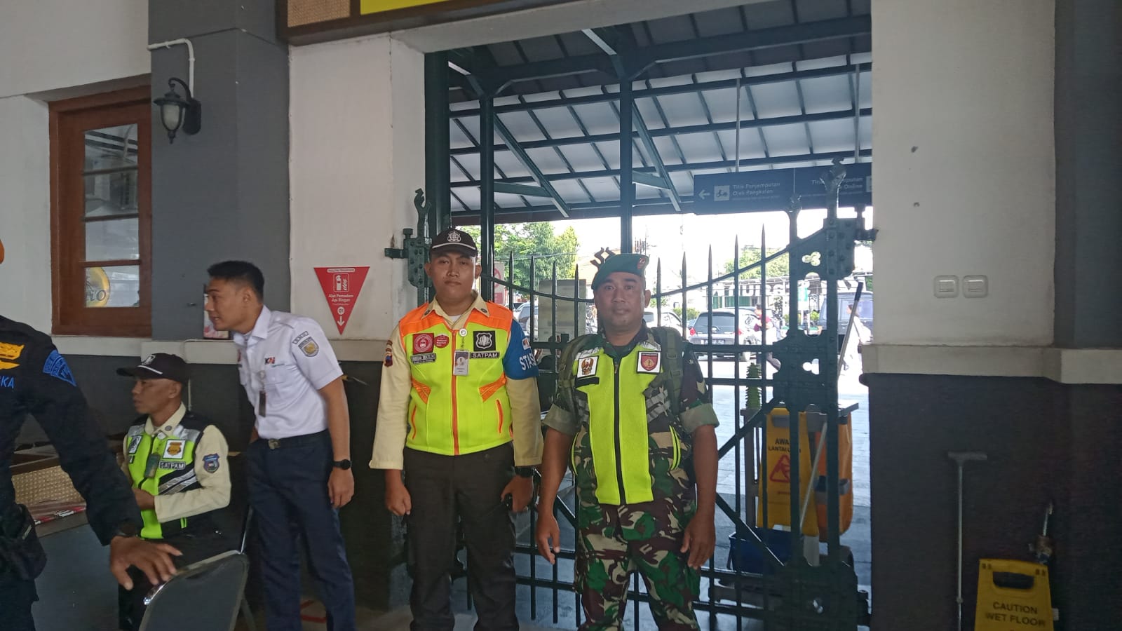 Babinsa Kodim 0723/Klaten Pastikan Keamanan Penumpang KA Saat Arus Balik Lebaran 2026