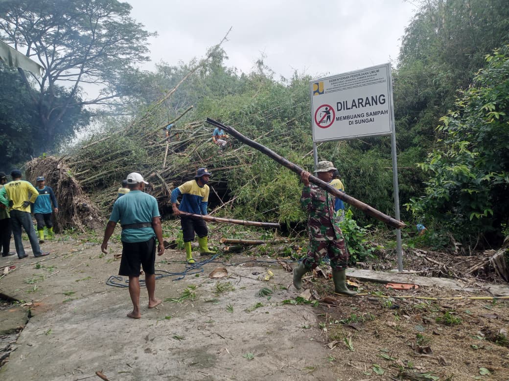 Gotong Royong TNI Dan Masyarakat, Sungai Dukuh Jagalan Trucuk Klaten Dibersihkan Dari Rumpun Bambu Roboh