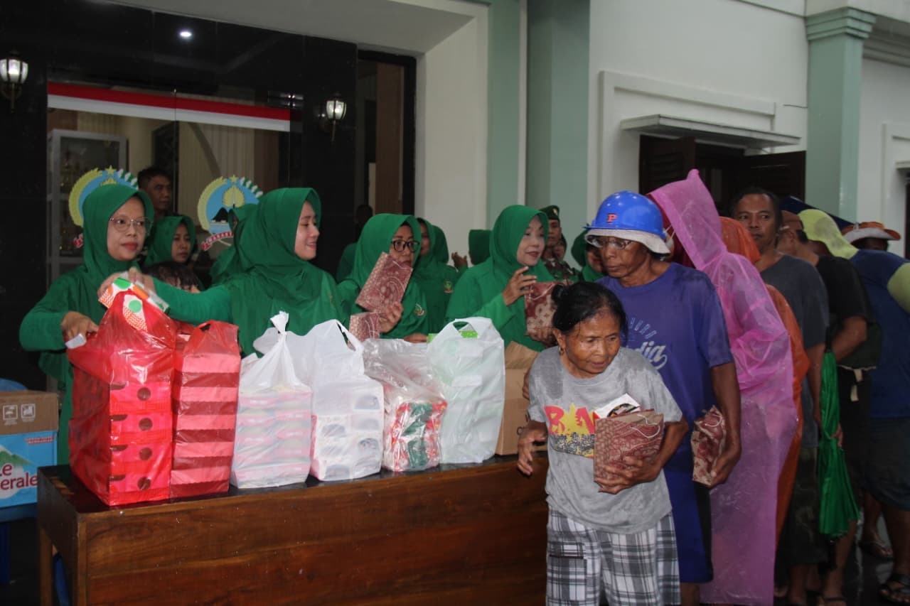 Perkuat Kebersamaan Di Bulan Suci, Kodim 0723/Klaten Dan Persit Berbagi Takjil