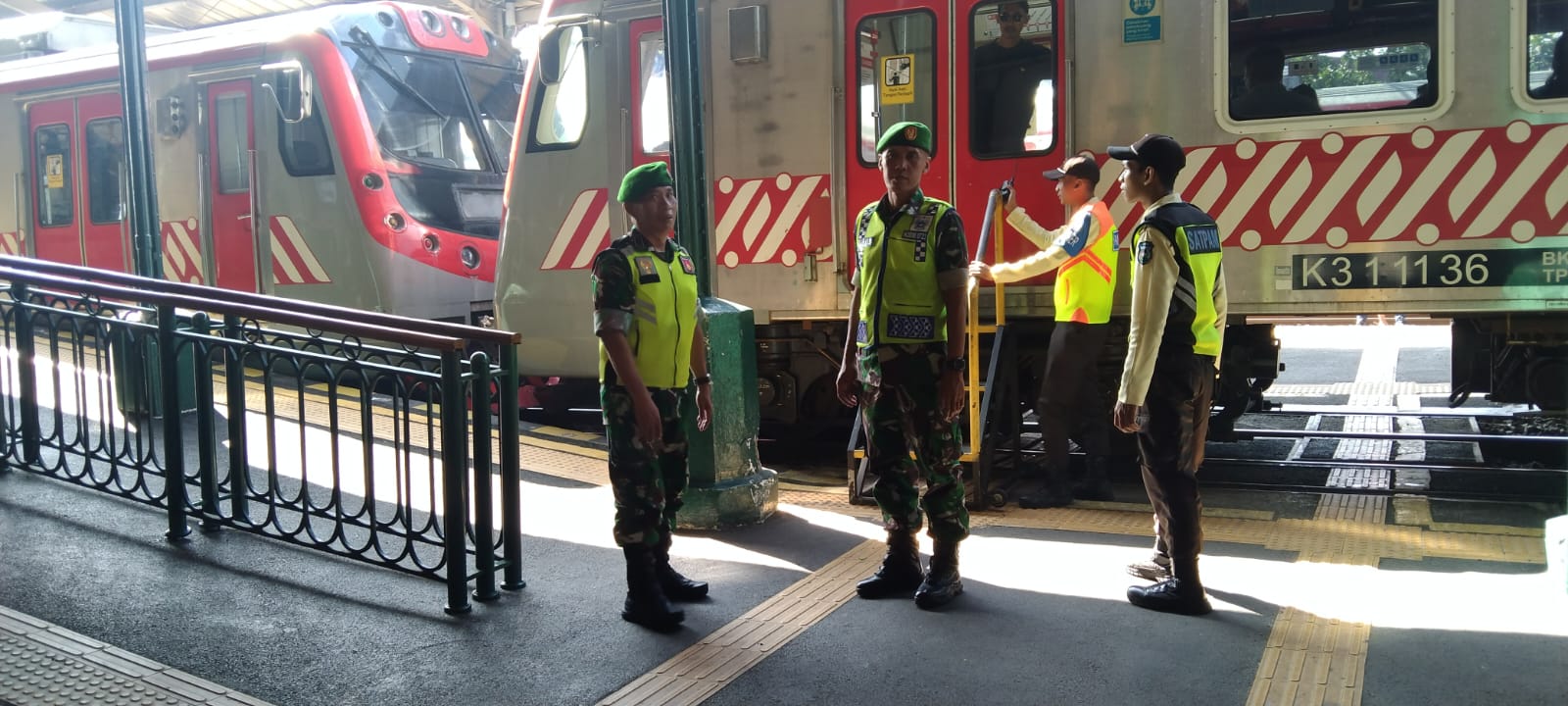 Babinsa Kodim 0723/Klaten Amankan Angkutan Lebaran 2026 Di Stasiun Klaten