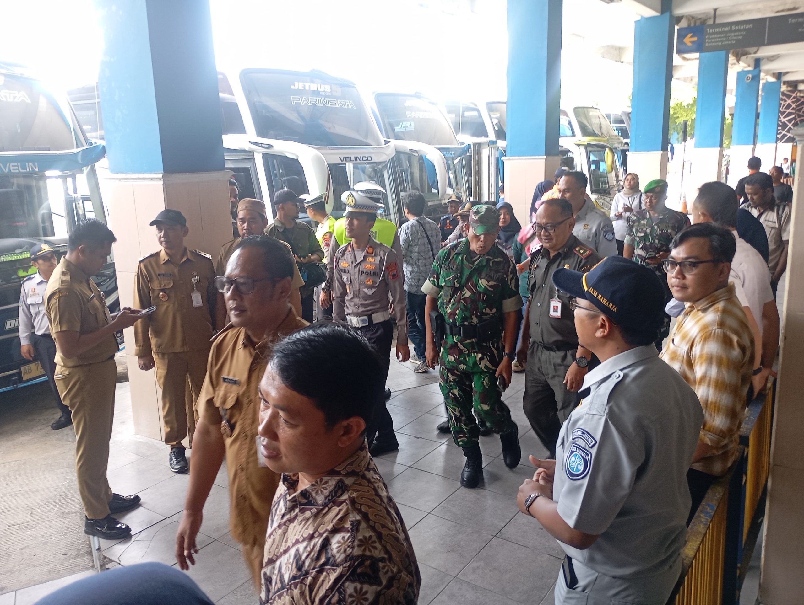 Bupati Klaten Bersama Forkopimda Tinjau Ramcek Armada Bus Dan Kesehatan Kru Di Terminal Ir. Soekarno