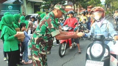 Ramadhan Penuh Berkah, Kodim 0723/Klaten Bersama Persit Berbagi Takjil Kepada Masyarakat