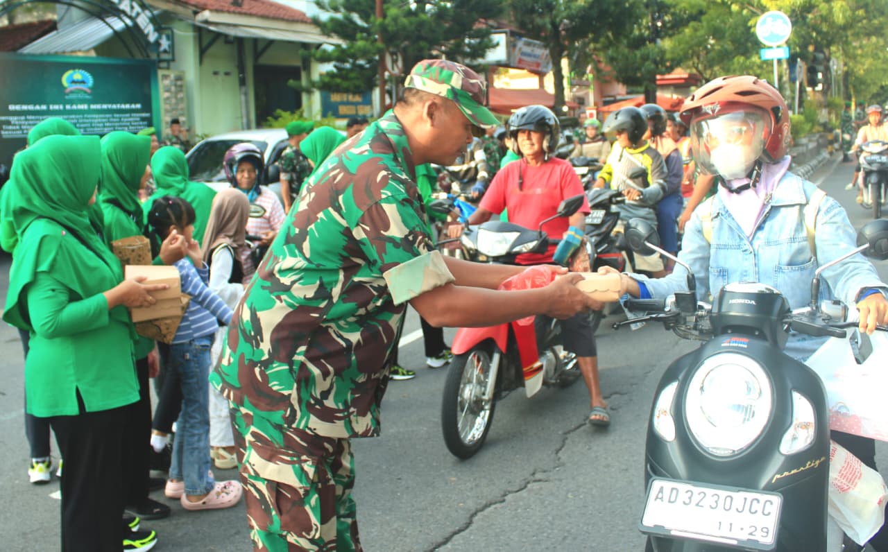Ramadhan Penuh Berkah, Kodim 0723/Klaten Bersama Persit Berbagi Takjil Kepada Masyarakat