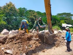 Babinsa Desa Japanan Bersama Warga Kebut Perbaikan Infrastruktur Tanggul Sungai Dengkeng Cawas Klaten