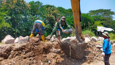 Babinsa Desa Japanan Bersama Warga Kebut Perbaikan Infrastruktur Tanggul Sungai Dengkeng Cawas Klaten