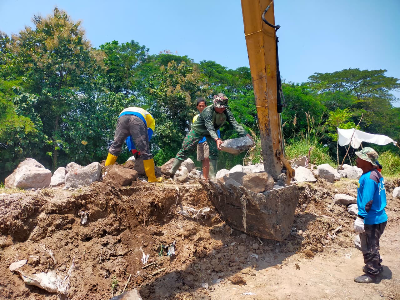 Babinsa Desa Japanan Bersama Warga Kebut Perbaikan Infrastruktur Tanggul Sungai Dengkeng Cawas Klaten