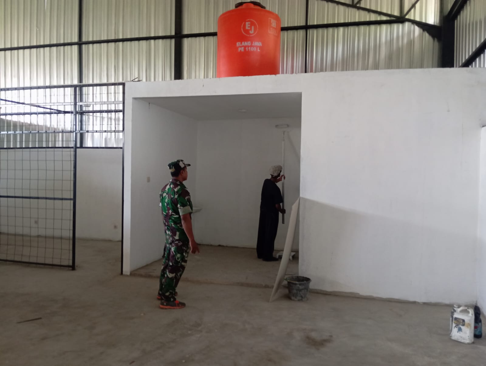 Babinsa Desa Nangsri Monitoring Pembangunan KDKMP, Pastikan Kualitas Dan Kelancaran Pekerjaan