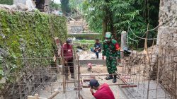 Pastikan Kualitas Konstruksi, Babinsa Dampingi Pengelasan Angkur Jembatan Garuda Di Desa Kranggan