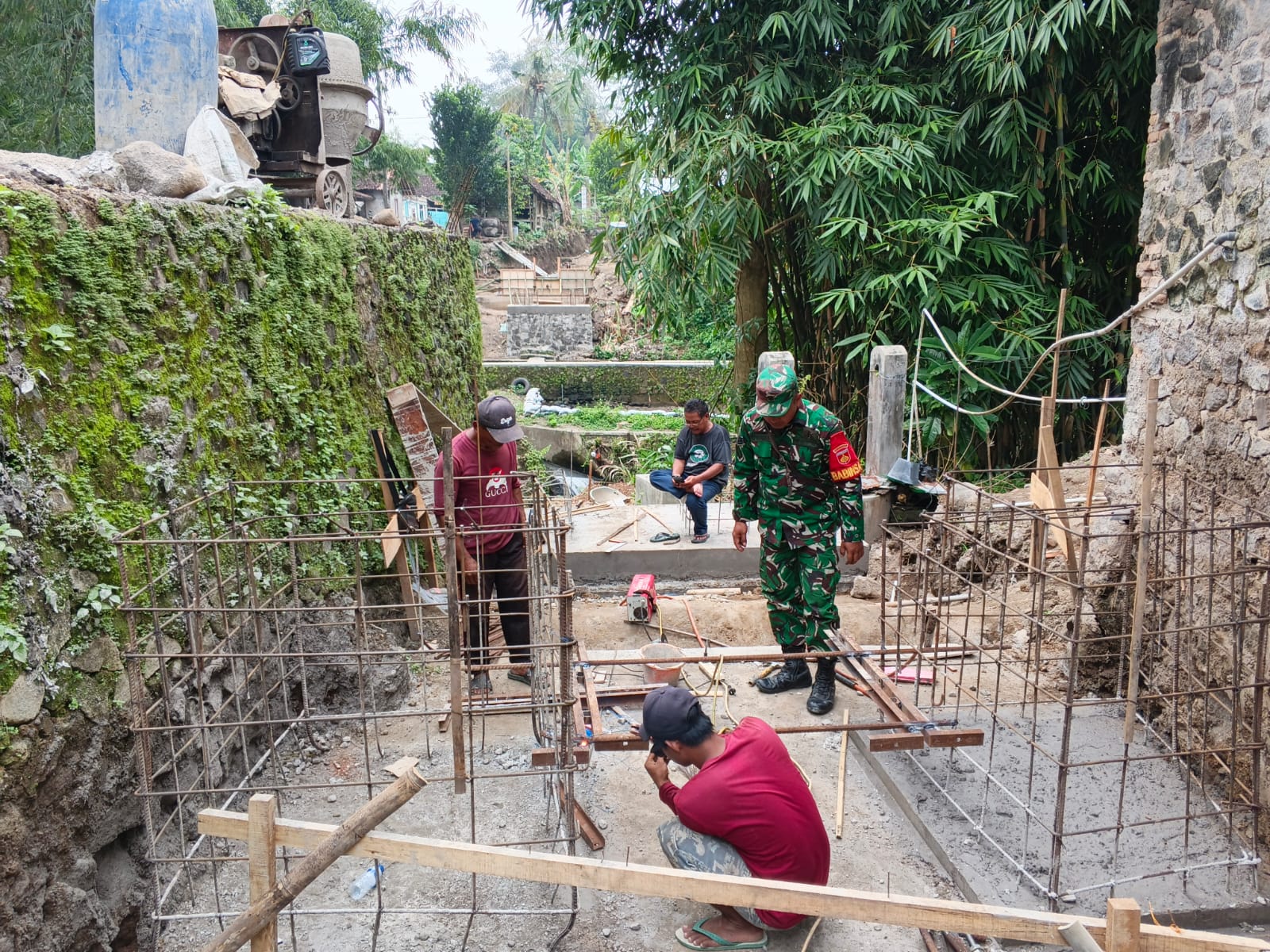 Pastikan Kualitas Konstruksi, Babinsa Dampingi Pengelasan Angkur Jembatan Garuda Di Desa Kranggan