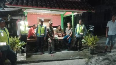 Babinsa Jomboran Bersama Bhabinkamtibmas Dan Linmas Laksanakan Patroli Sambang Poskamling