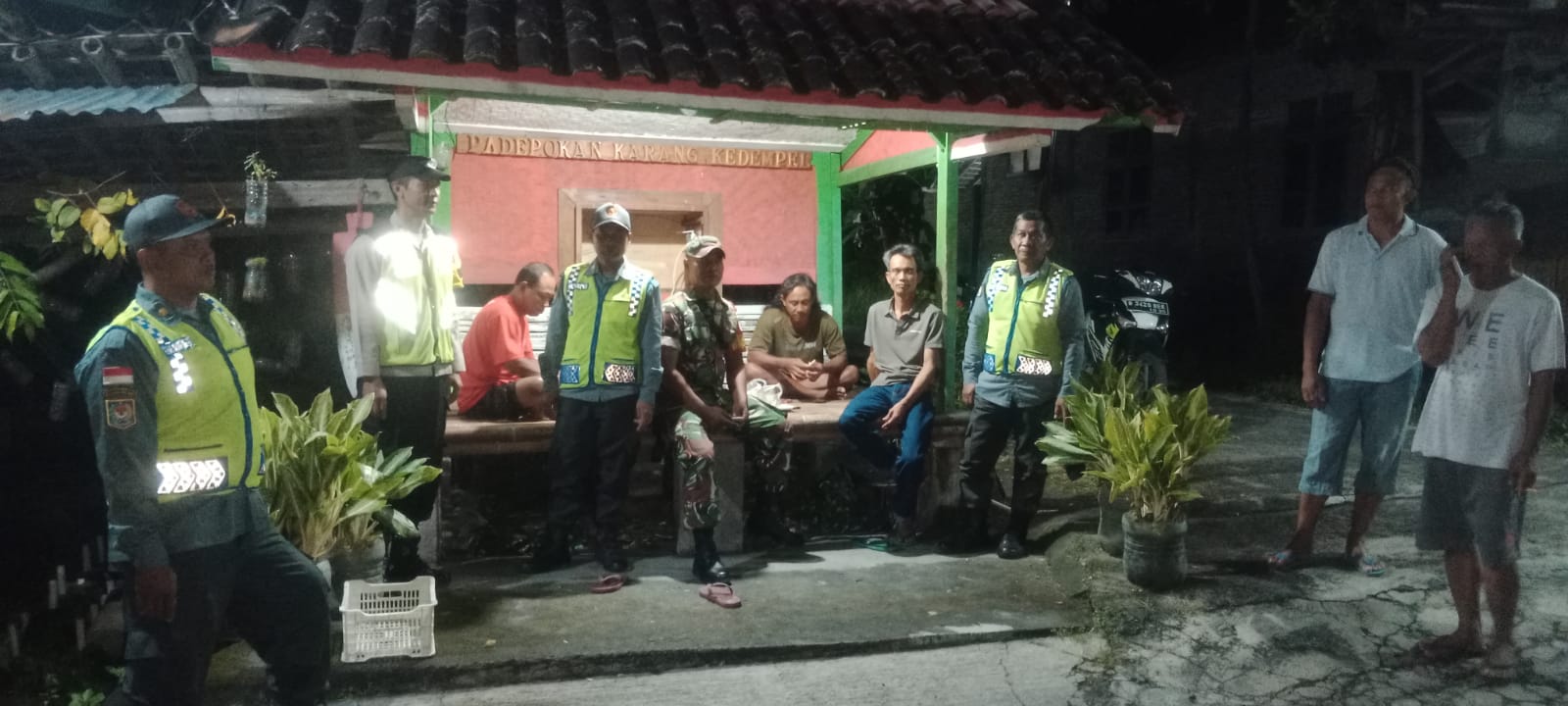 Babinsa Jomboran Bersama Bhabinkamtibmas Dan Linmas Laksanakan Patroli Sambang Poskamling