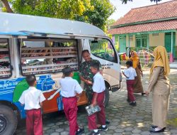 Babinsa Desa Balak Dampingi Kunjungan Dinas Perpustakaan Dan Arsip Kabupaten Klaten Ke SD Balak
