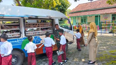 Babinsa Desa Balak Dampingi Kunjungan Dinas Perpustakaan Dan Arsip Kabupaten Klaten Ke SD Balak Babinsa Desa Balak Dampingi Kunjungan Dinas Perpustakaan Dan Arsip Kabupaten Klaten Ke SD Balak