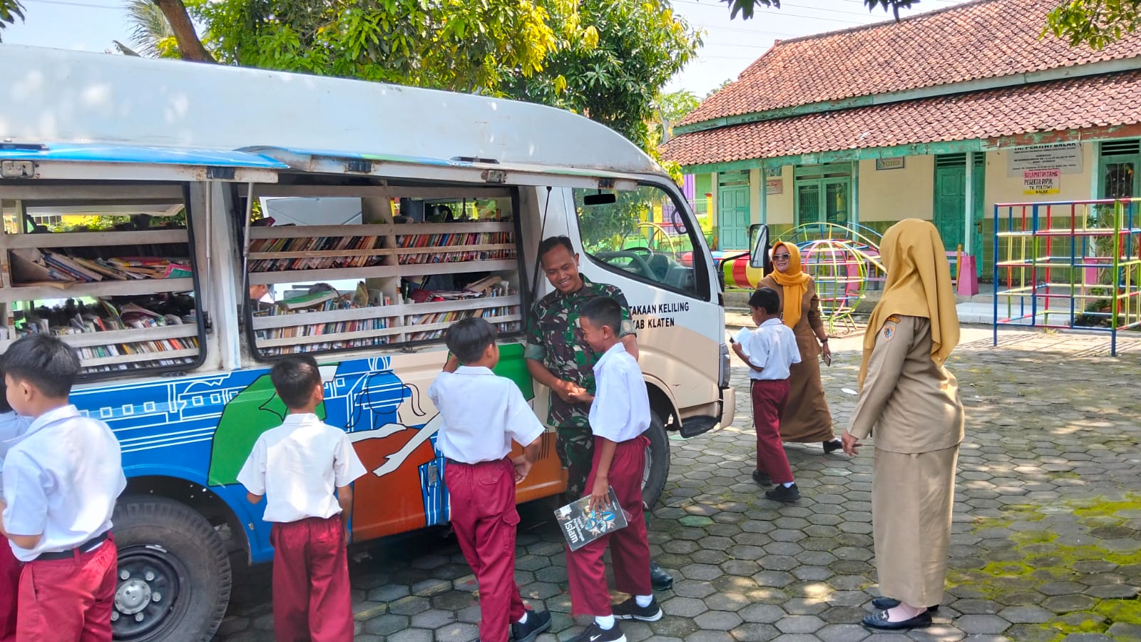 Babinsa Desa Balak Dampingi Kunjungan Dinas Perpustakaan Dan Arsip Kabupaten Klaten Ke SD Balak