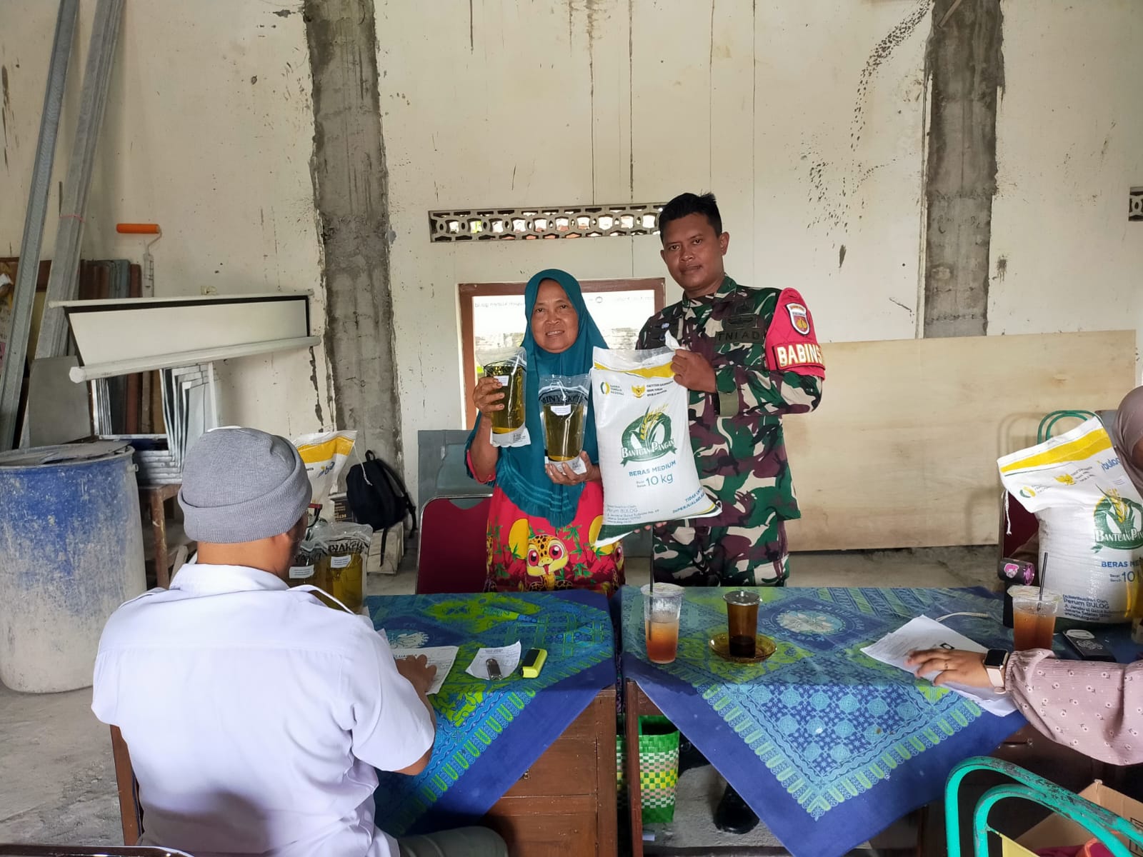 Pendampingan Penyaluran Sembako oleh Babinsa Desa Japanan, Wujud Dukungan Ketahanan Pangan Nasional