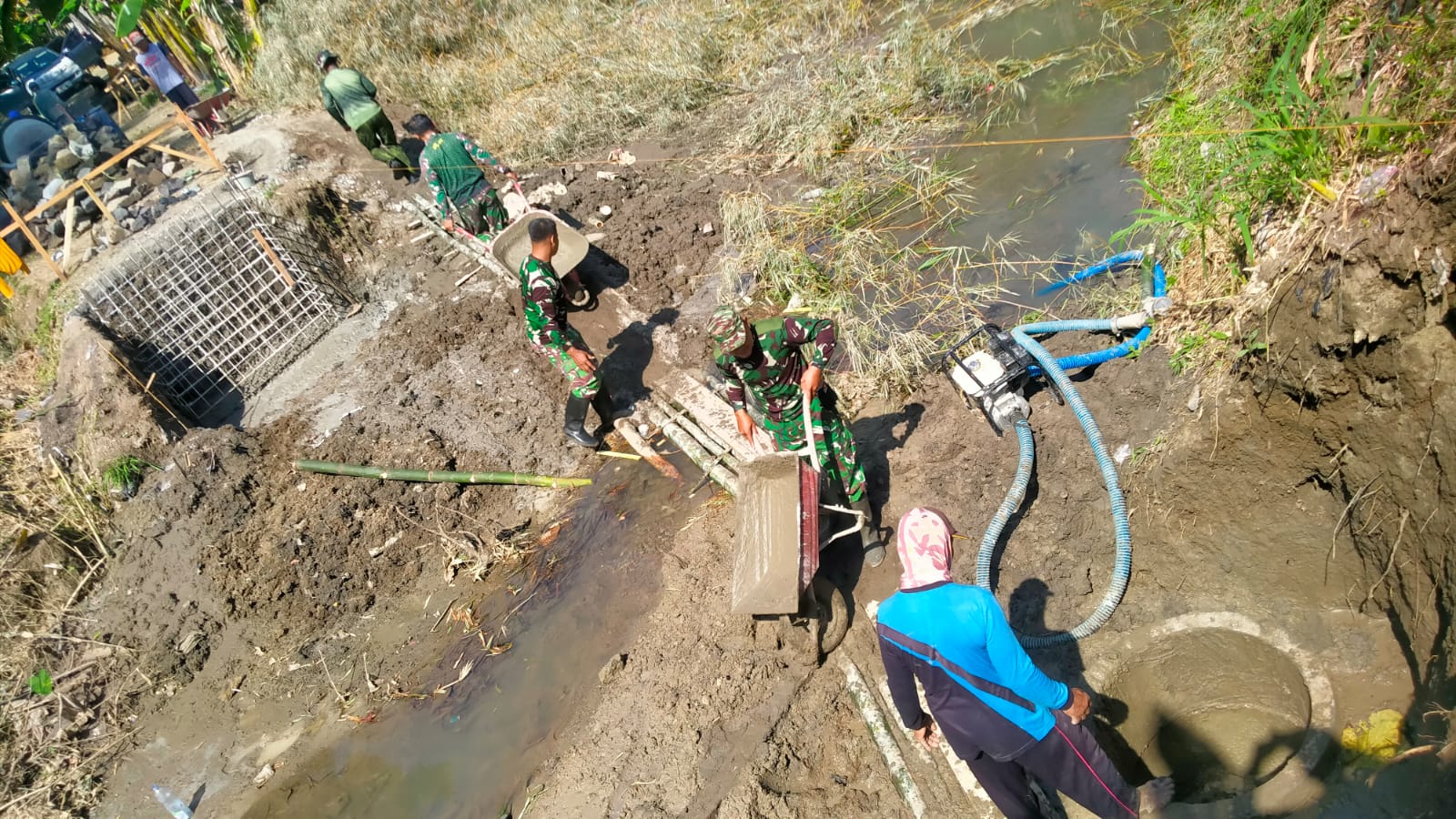 Masuk Tahap Pondasi, Pembangunan Jembatan Garuda Di Desa Burikan Terus Berlanjut