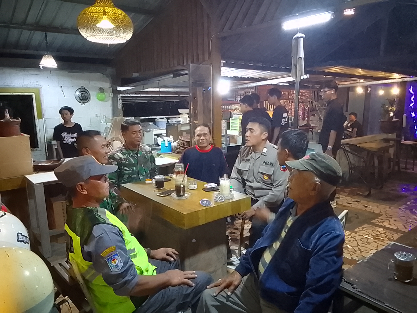 Babinsa Koramil Kebonarum Klaten Lakukan Patroli Dan Komsos, Perkuat Sinergi Jaga Kamtibmas