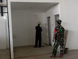 Babinsa Nangsri Pantau Pengecatan Gudang KDKMP
