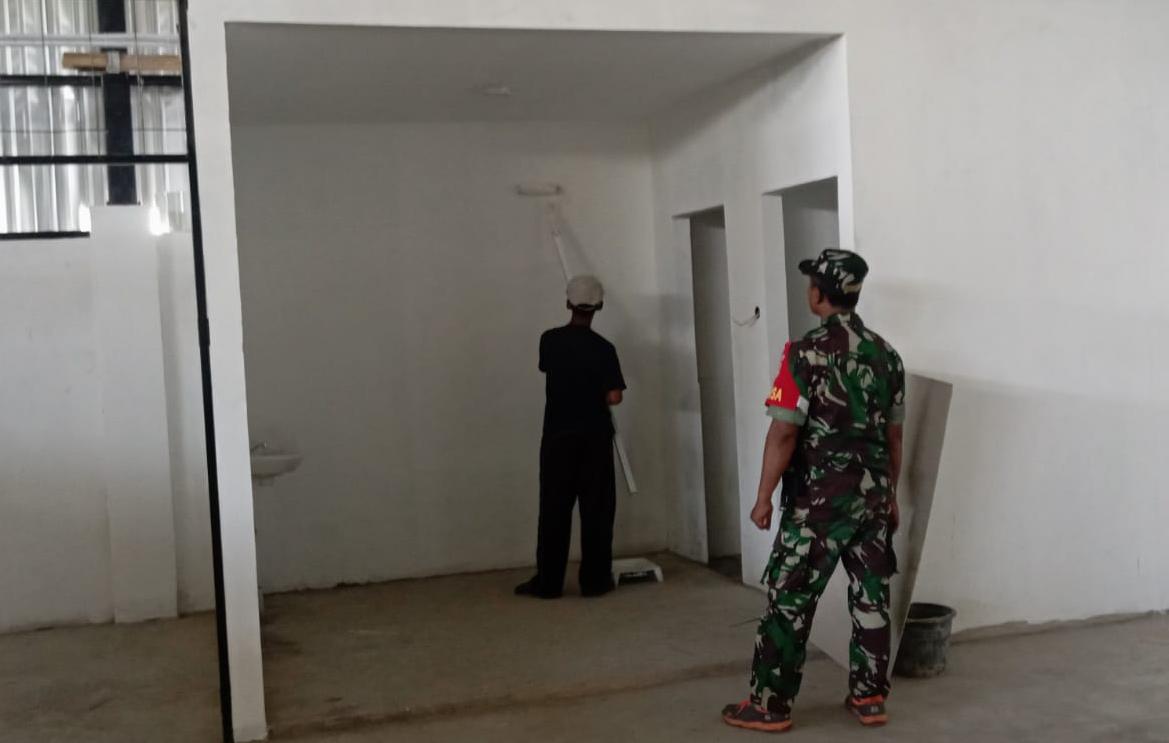 Babinsa Nangsri Pantau Pengecatan Gudang KDKMP